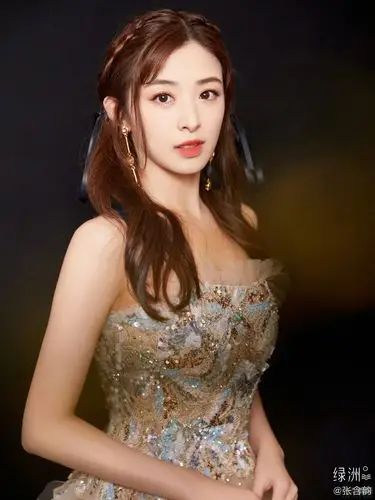 太甜了!张含韵穿抹胸刺绣礼服仙气飘飘