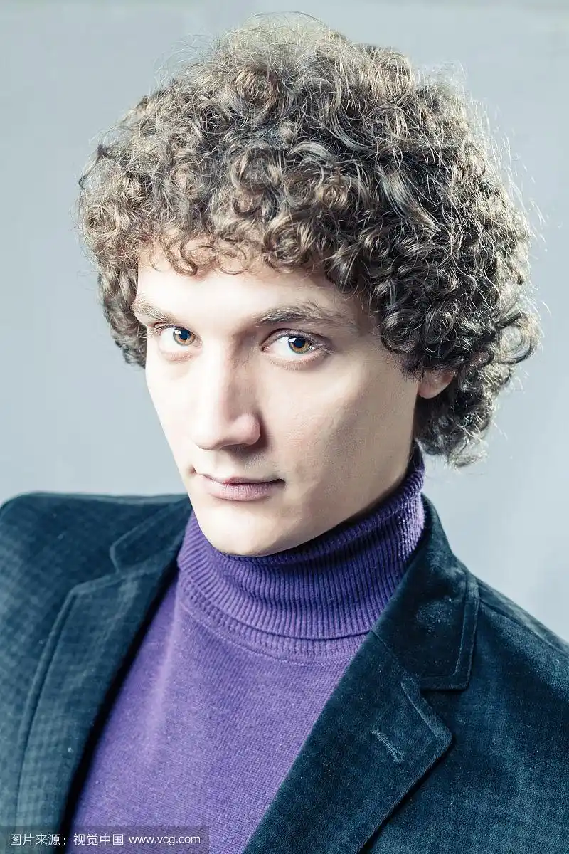 非常严肃的人.一个卷发的年轻白人男子的详细画像