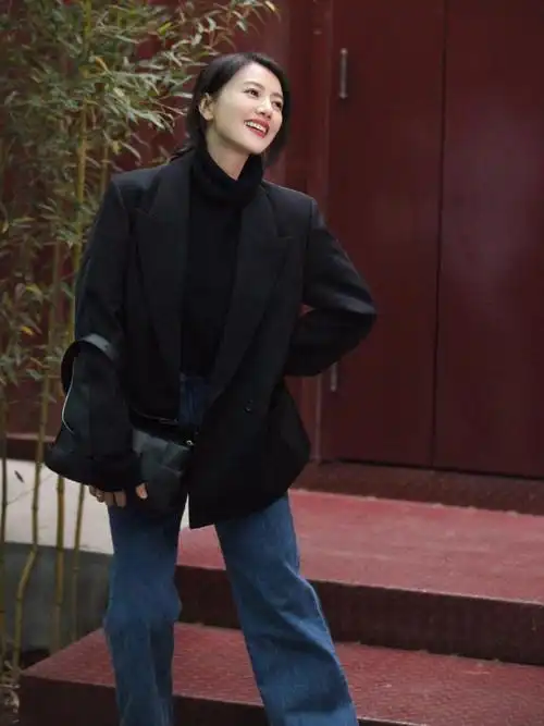 高圆圆近照曝光 招牌笑容配红唇撩人十足_内地星闻_大众网