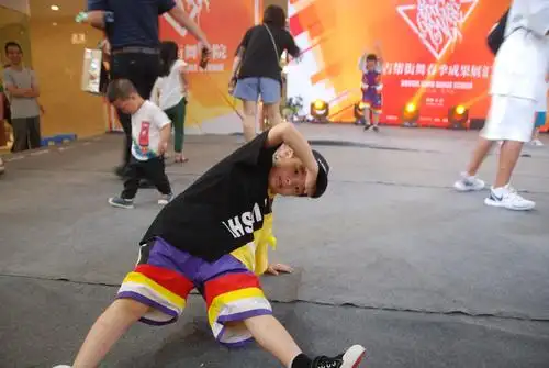 小帅哥信霆街舞演出