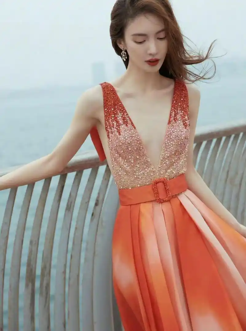 金星在直播中再次回应了之前吐槽女明星穿深v礼服走红毯时却刻意捂着