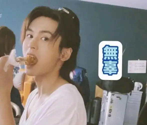 张哲瀚直播与粉丝互动搞笑,说出十年硬汉无人知,却不敢说下半句