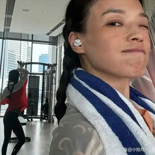 近日,舒淇在社交平台上晒出了自己的素颜健身照,并配文称:"放假日