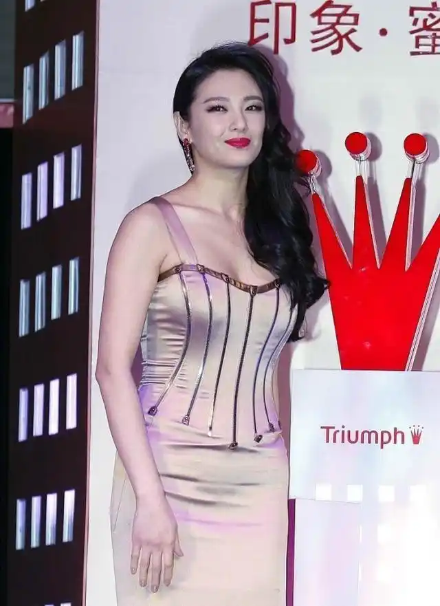 张雨绮真是肥而不腻,"腕齐裆,肘齐腰"的好身材,娱乐圈里少见