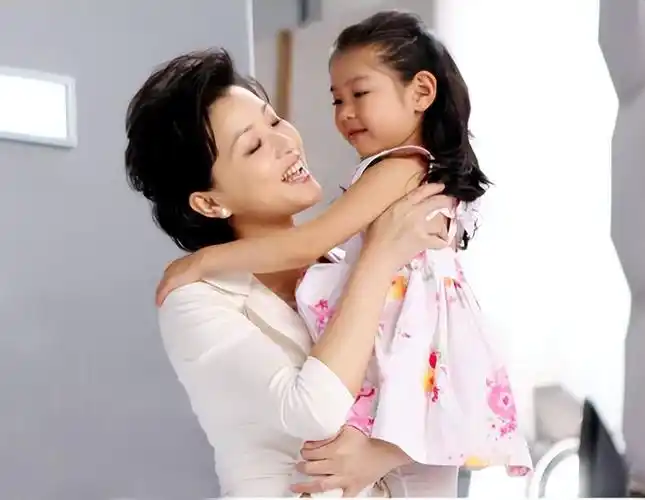 杨澜与女儿有的谴责吴征弄虚作假,不该让自己的偶像蒙羞,要求他站出来