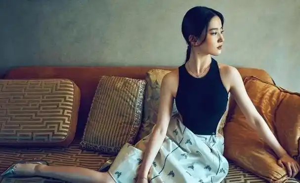 娱乐圈的畸形审美该停止了腰缠保鲜膜被礼服勒骨折太离谱