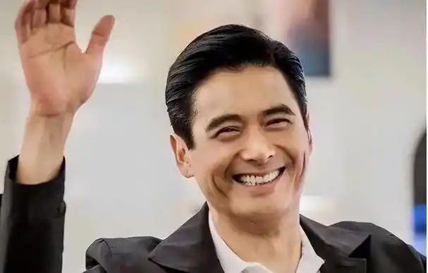 周润发,是香港影坛的一位传奇巨星,凭借他出色的演技和帅气的形象赢得