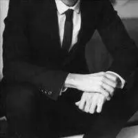 男生西装黑白气质头像 欧美黑白高冷男人头像_微信头像图片大全