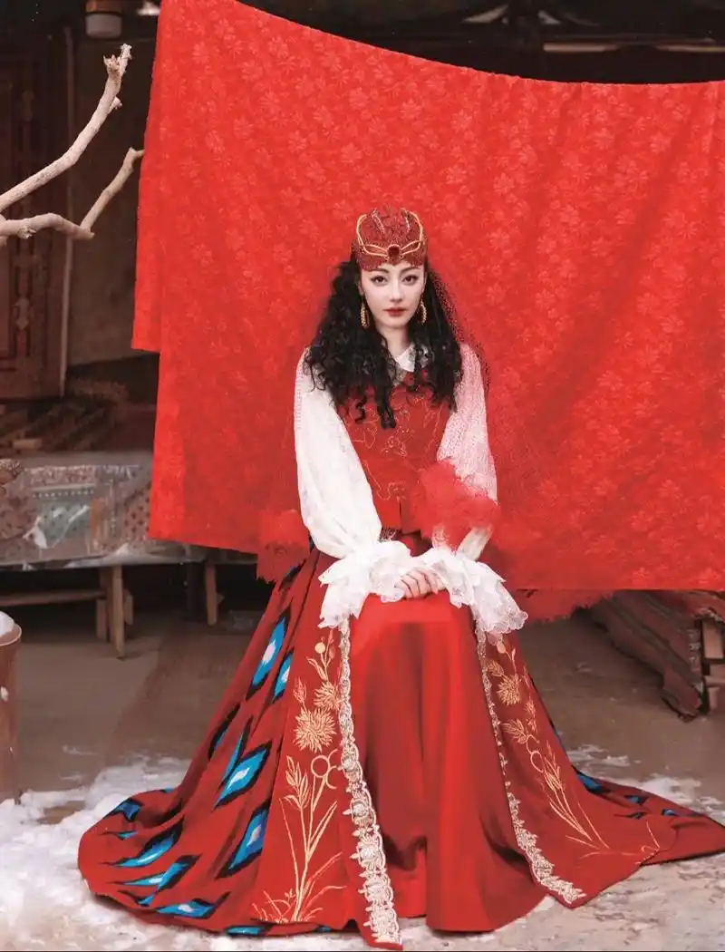 dear-迪丽热巴 回到家乡,身着艾德莱斯红色舞裙,头戴红 - 抖音