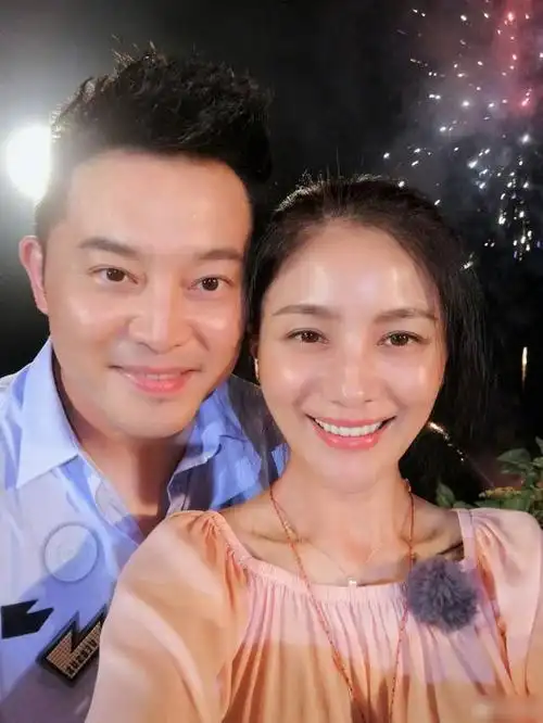 沙溢520微博晒与老婆甜蜜合照两人恩爱如初幸福度十足