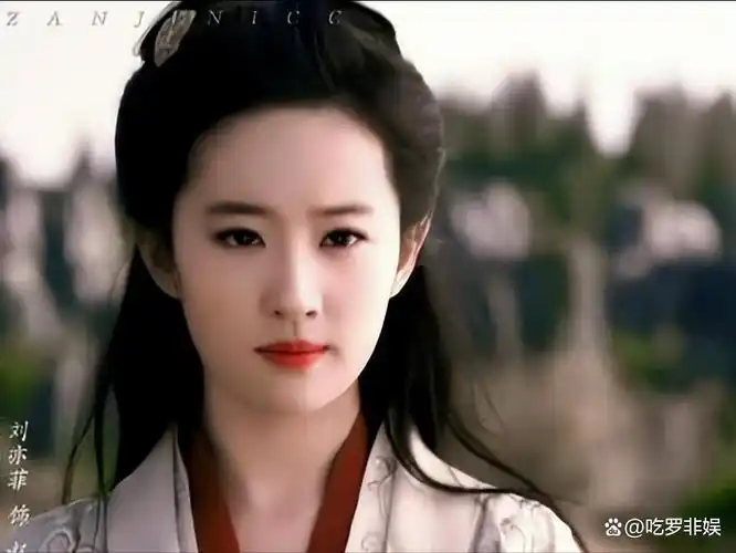 巴黎这一天刘亦菲勒出的赘肉治好了多少女人的身材焦虑