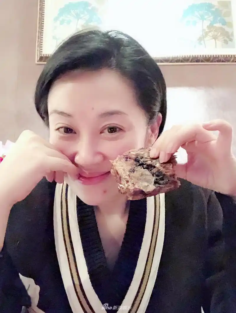 组图:49岁许晴直播中卸妆 素颜对镜头少女感十足_高清图集_新浪网