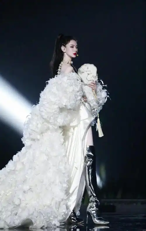 好抢眼!戚薇白色女王造型