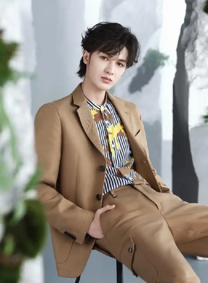 [朱正廷][新闻]210316 朱正廷生日前夕物料爆发 杂志大片品牌写真来的