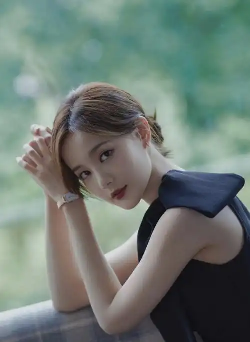 李一桐穿斜肩黑裙腰肢纤细仰头浅笑超温柔