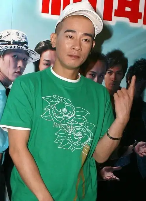 在这一期节目中,陈小春不仅带来了经典歌曲《算你狠》,更是与歌迷分享