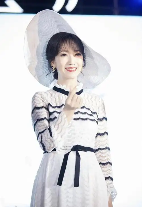 赵雅芝66岁的年纪25岁的打扮穿马甲配短裤亮相秀出豆腐腿