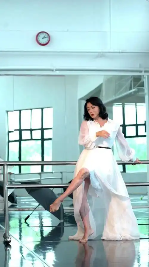 54岁金星最新写真曝光脚已变形青筋暴起腿部肌肉发达腿毛明显