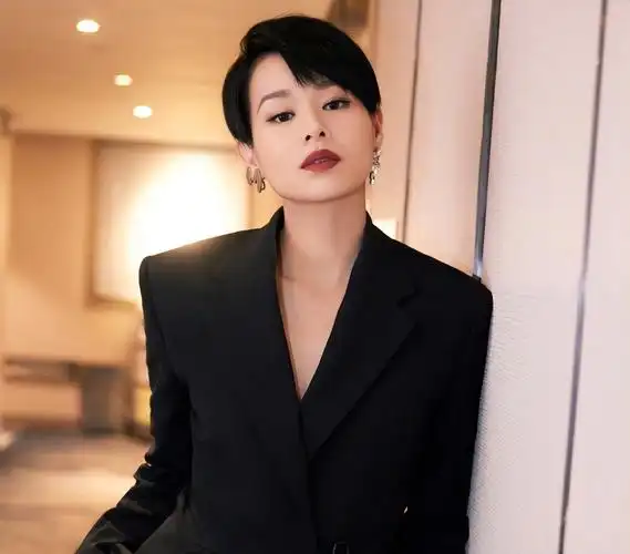 胡杏儿为《乘风破浪》剪短发 回应长白发争议心态超好-资讯-快讯网