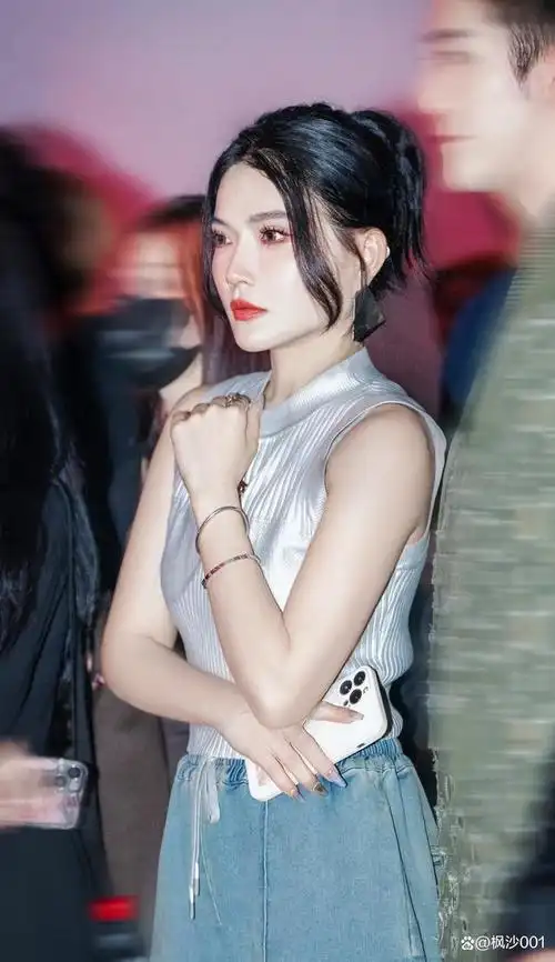 庄心妍就像是音乐世界里的小精灵   ,她的歌声充满了魔力,让人听了