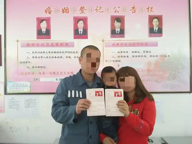 迟到的结婚证2018年3月22日,铜川市印台区婚姻登记处的工作人员正在为