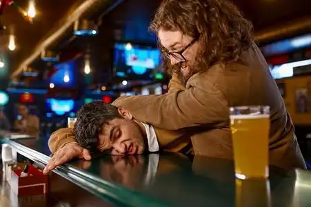 年轻的醉酒男子在酒吧打架.吧人物特写