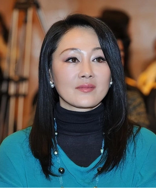 61岁知名演员王姬,娱乐圈的"拼命三娘",与初恋高峰共度风雨