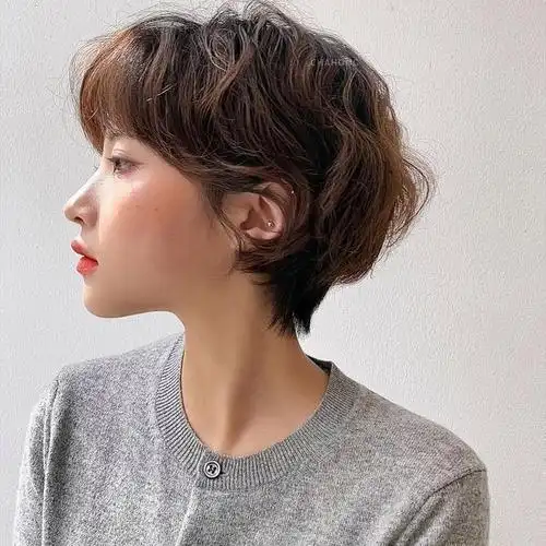 女性头顶发量少适合什么发型(头顶头发少的短发发型)