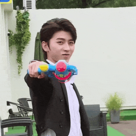 蔡徐坤《跑男来了》预告公开 奎葵一秒切换演绎爆笑表情包