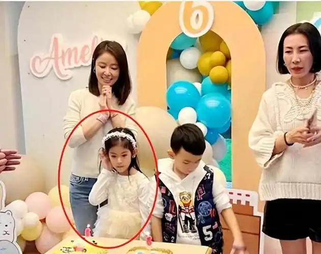 47岁林心如疑怀二胎素颜打球大腹便便高龄生娃被嘲