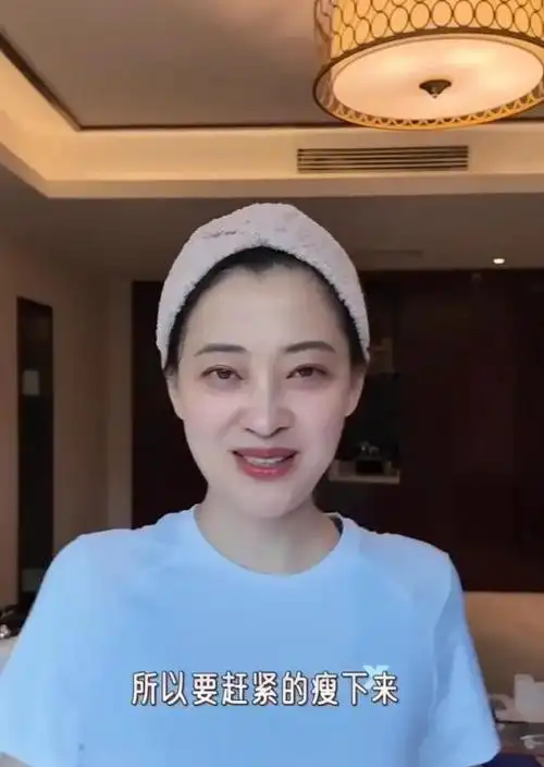 梅婷素颜健身,在剧组拍戏长胖了5斤,48岁的年纪还有身材不安