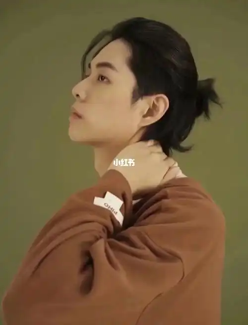 这样可能会比较柔一点有的留长发的男生喜欢把两边的头发剃掉,类似图