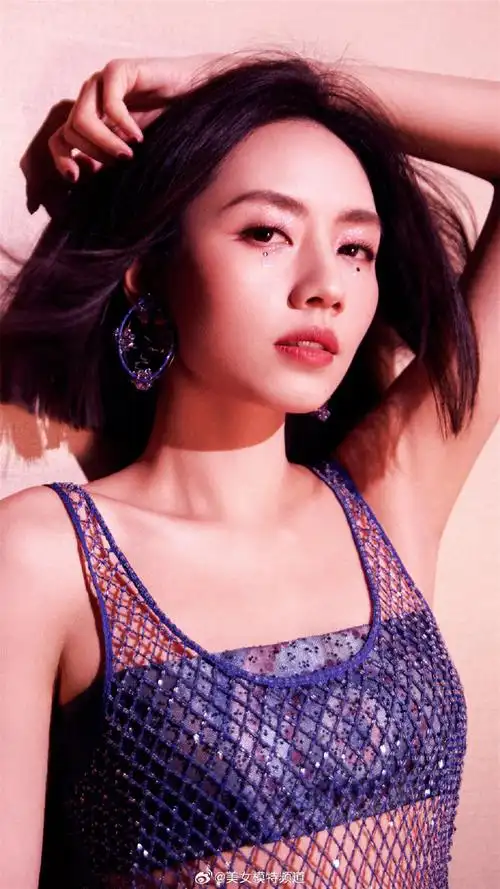 刘惜君镂空吊带纱裙