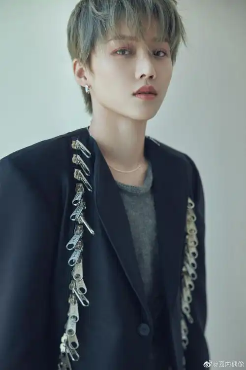 刘雨昕街舞5总决赛第三套造型,拉链黑西装造型设计感满满,好帅气的