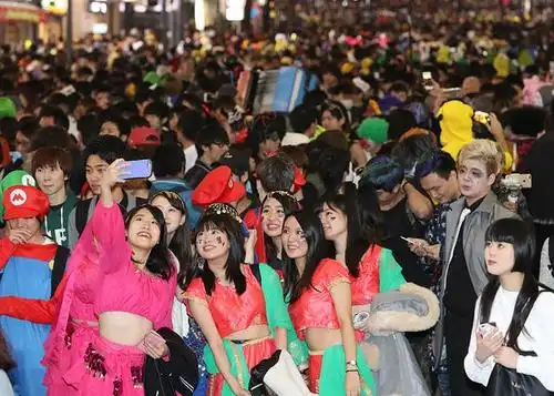 众人聚集东京涩谷欢庆万圣节 车道变身行人徒步区