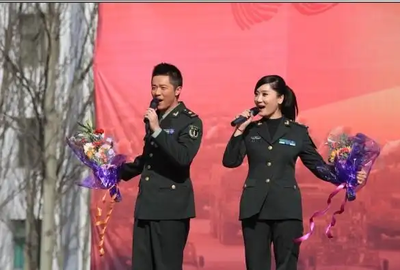 在"二炮文工团专辑"的特别主题中,与团长屈塬,团员潘长江,师鹏,李丹阳