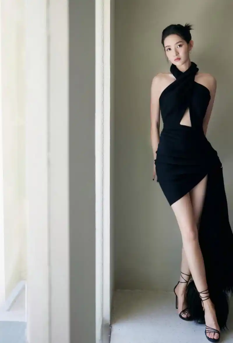 王玉雯黑色露背长裙大秀性感身材,美腿玉足白皙诱人,看的人口水直流!