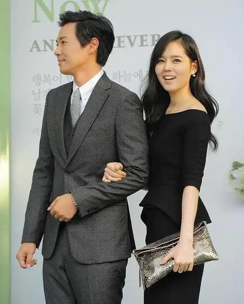 韩佳人与老公撒狗粮穿露肩裙小女人味足网友羡慕延政勋