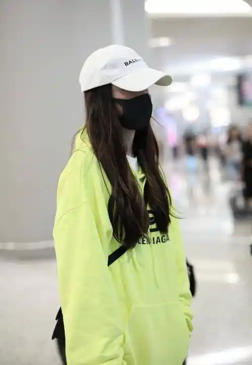 原创30岁angelababy罕见素颜走机场黄色卫衣好靓1200健美裤更亮眼