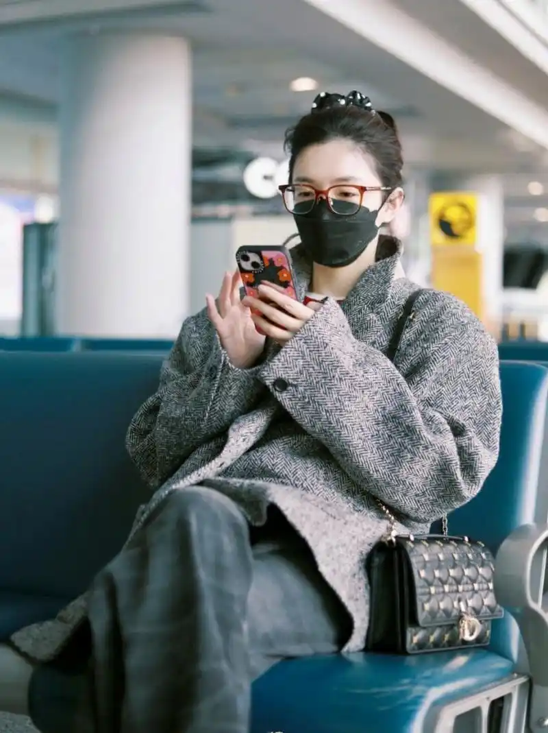 江疏影机场私服 秋冬穿搭提亮需一点红	  羊毛人字纹西服外套与牛仔裤