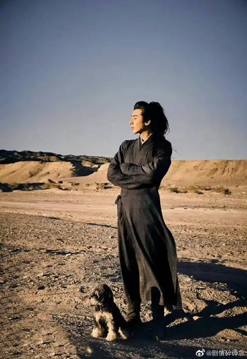 刘宇宁一念关山背影氛围感路透