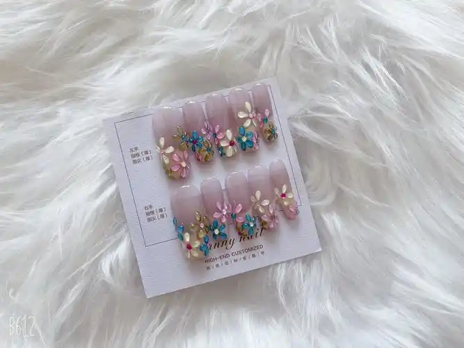 n这款美甲以清新的粉色和黄色色为主色调,搭配上一些精致的小花图