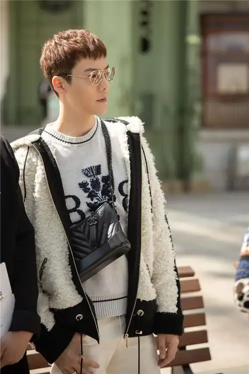陈伟霆身穿黑白毛绒外套内搭黑白针织衫,米白色look搭配碎刘海发型