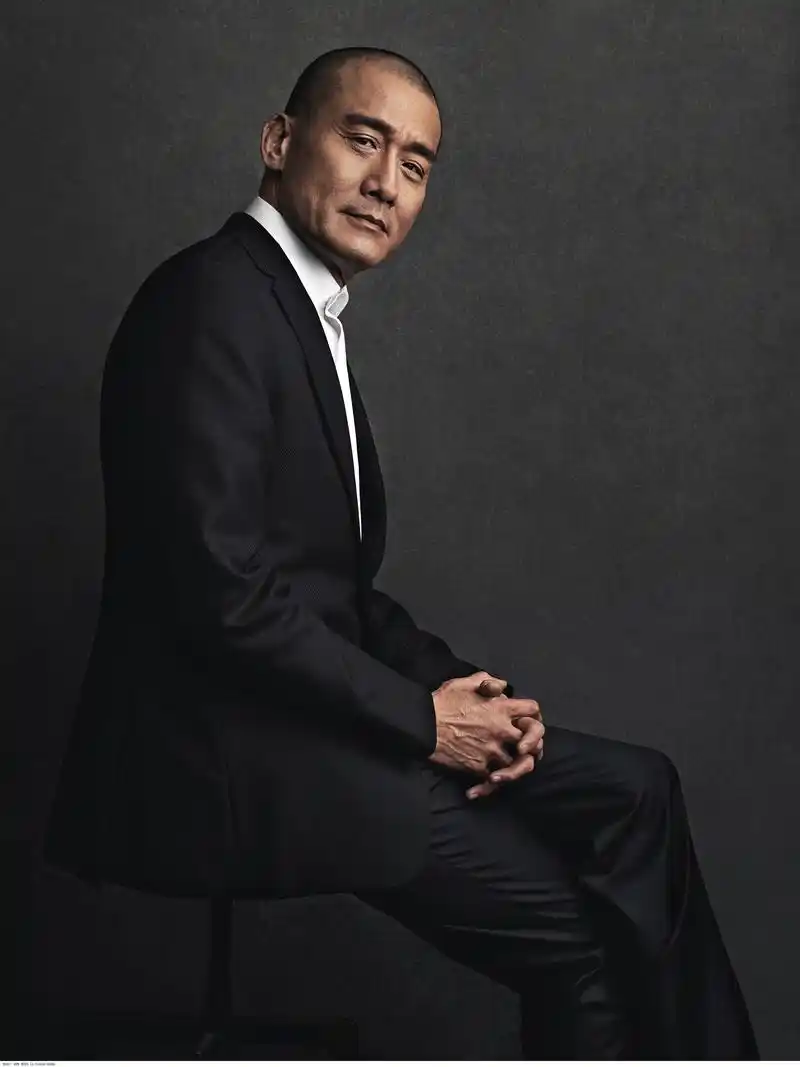 梁家辉因一句我是中国人,被封杀沦落到街头摆摊!港媒:真男人