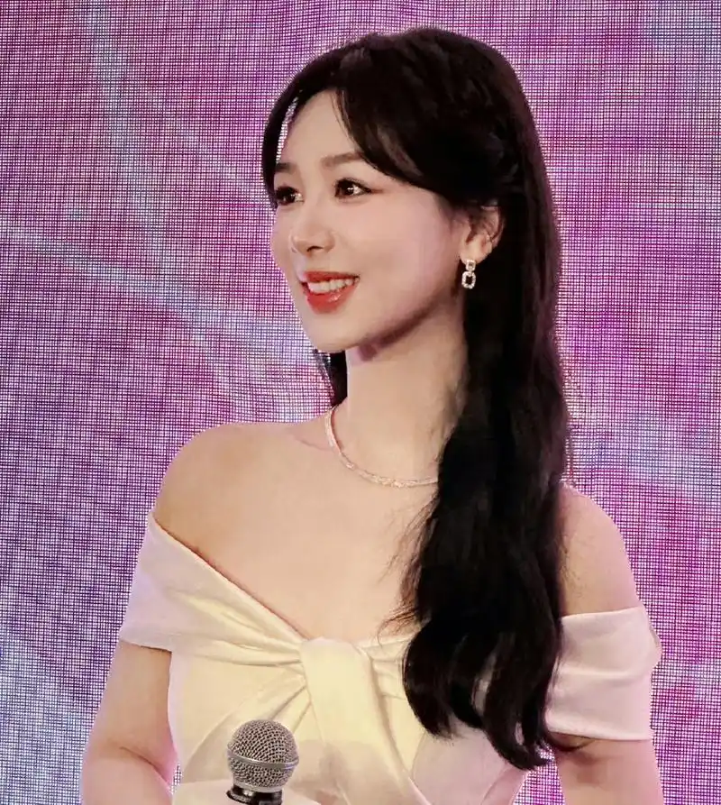 杨紫抹胸蝴蝶结白裙造型真好看,还露肩真给力嘿嘿 #杨紫抹胸蝴蝶小白