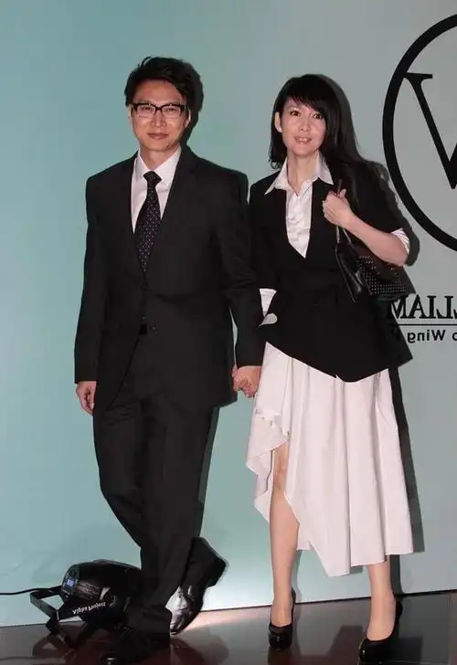 岁月不败美人!周慧敏和老公合体亮相,白裙飘飘魅力无限