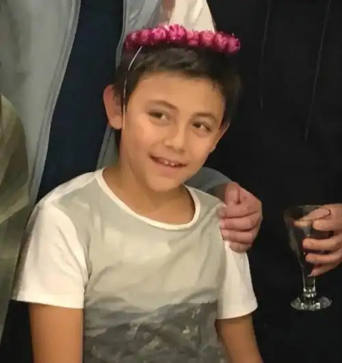 近期,刘烨儿子诺一的舞台剧照片在网上流传,照片中的诺一应该是刚刚