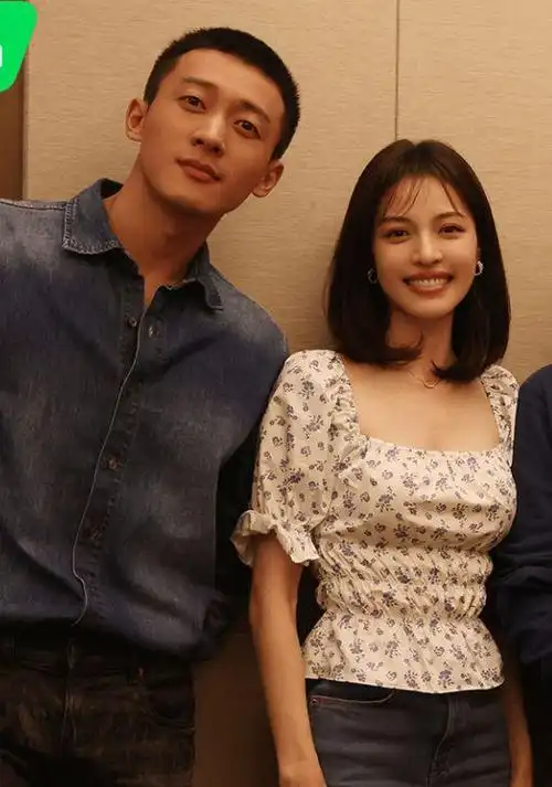 钟楚曦新恋情曝光,与侯雯元牵手逛动物园,男方主动搂腰好甜蜜|李现|女