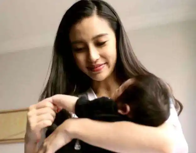 2017年,娇小的angelababy顺产,生下了一个男宝.