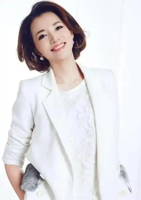 在中国人才辈出的主持人当中,我最喜爱的是央视主持人董卿,舞台 - 抖